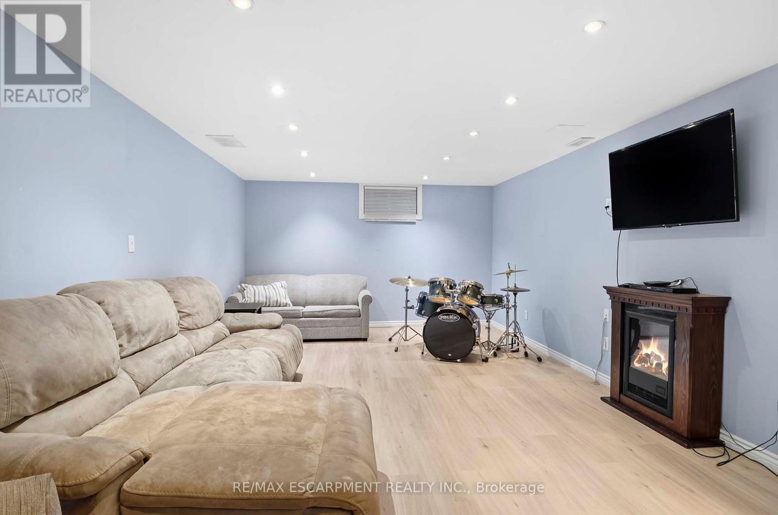 11 SIMON COURT - 31