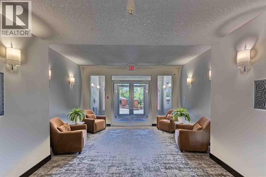 24 Hemlock Crescent Southwest, Calgary, Alberta, T3C2Z1, Calgary, Alberta — photo 4 of 5
