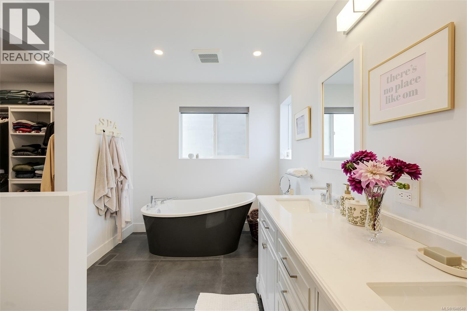  8566 Moxon Terrace, North Saanich