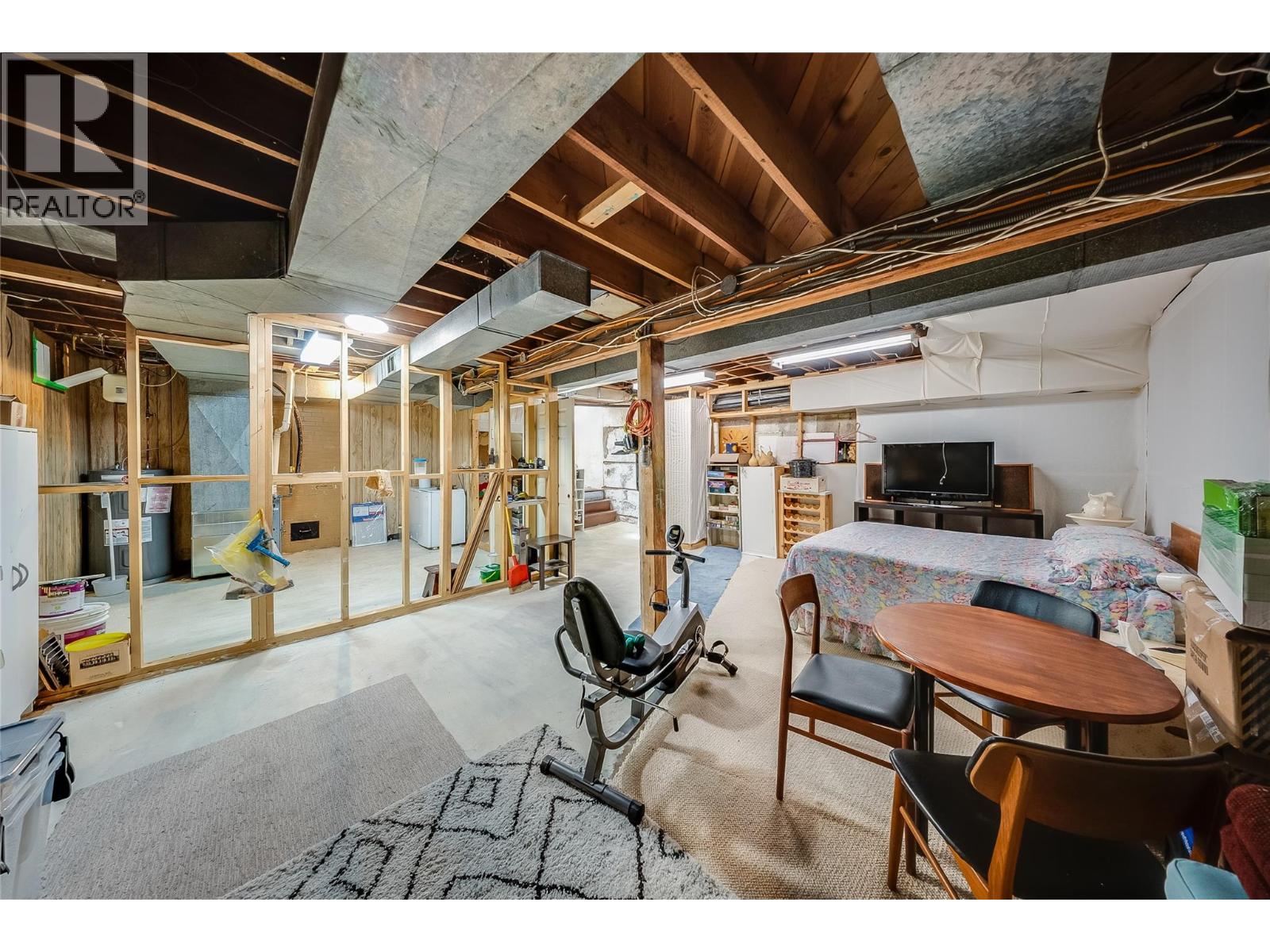 204 DIANA Crescent - Image 35