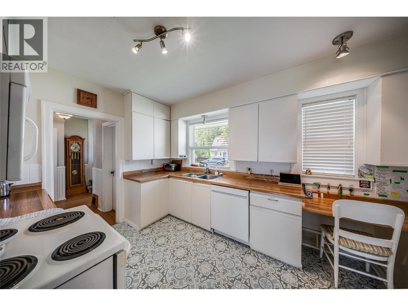 204 DIANA Crescent - 7