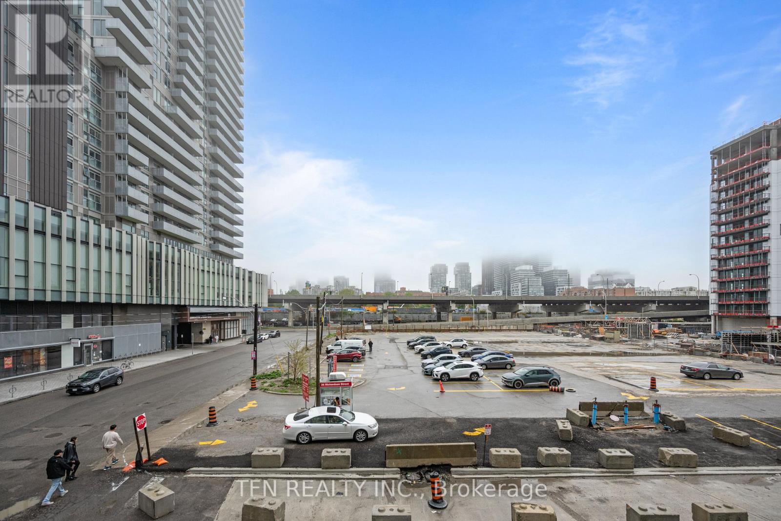 #215 15 RICHARDSON STREET - 16