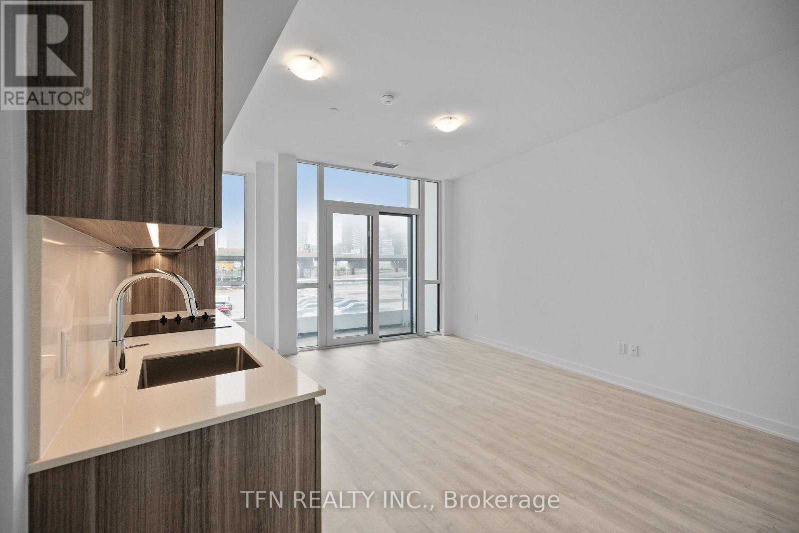 #215 15 RICHARDSON STREET - 3