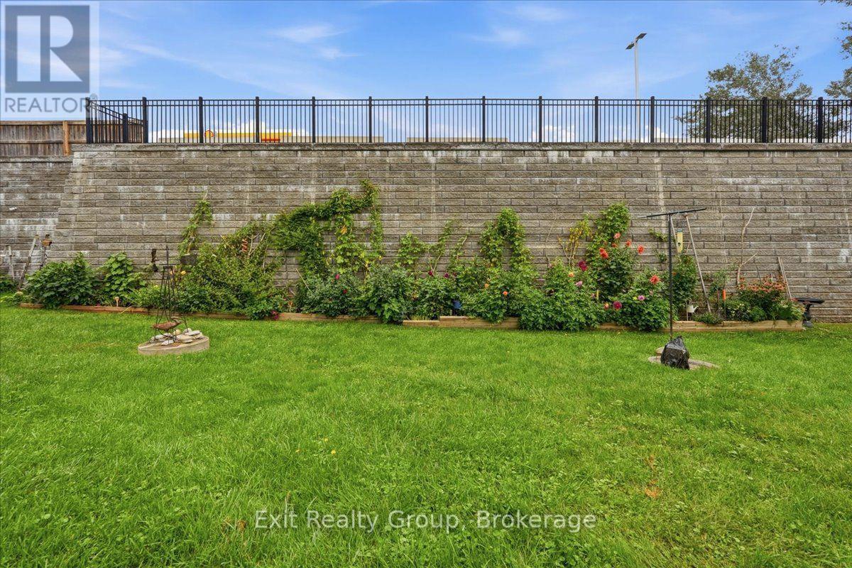 465 DUNDAS STREET W - 25