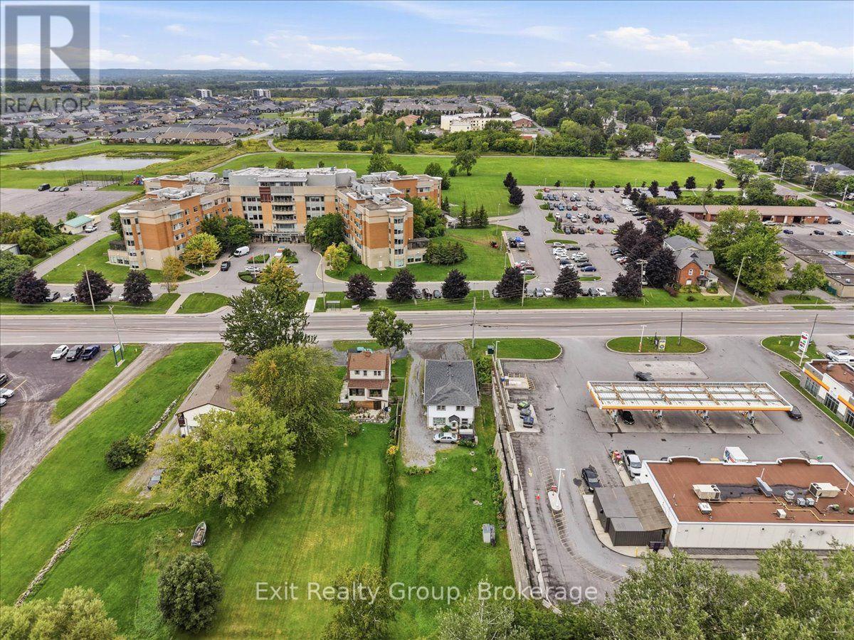 465 DUNDAS STREET W - 28