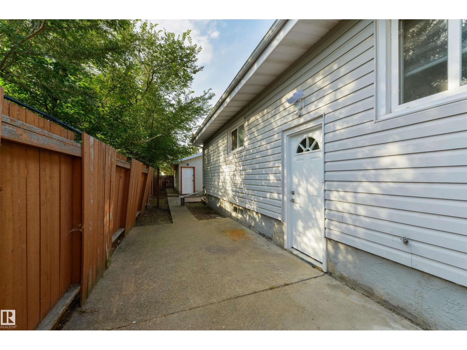 8019 141 AV NW - 40