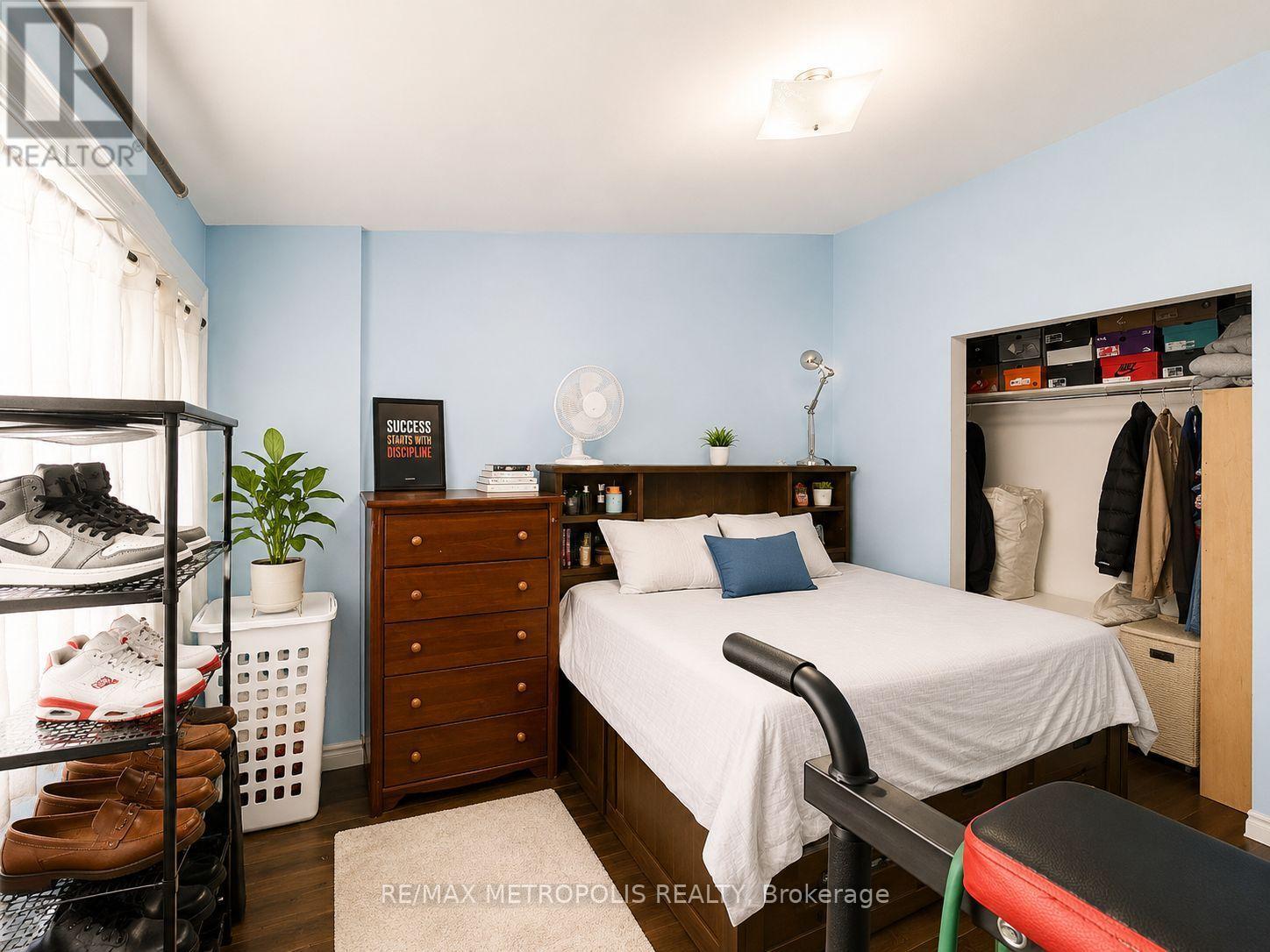 24 ENCLAVE MEWS - 18