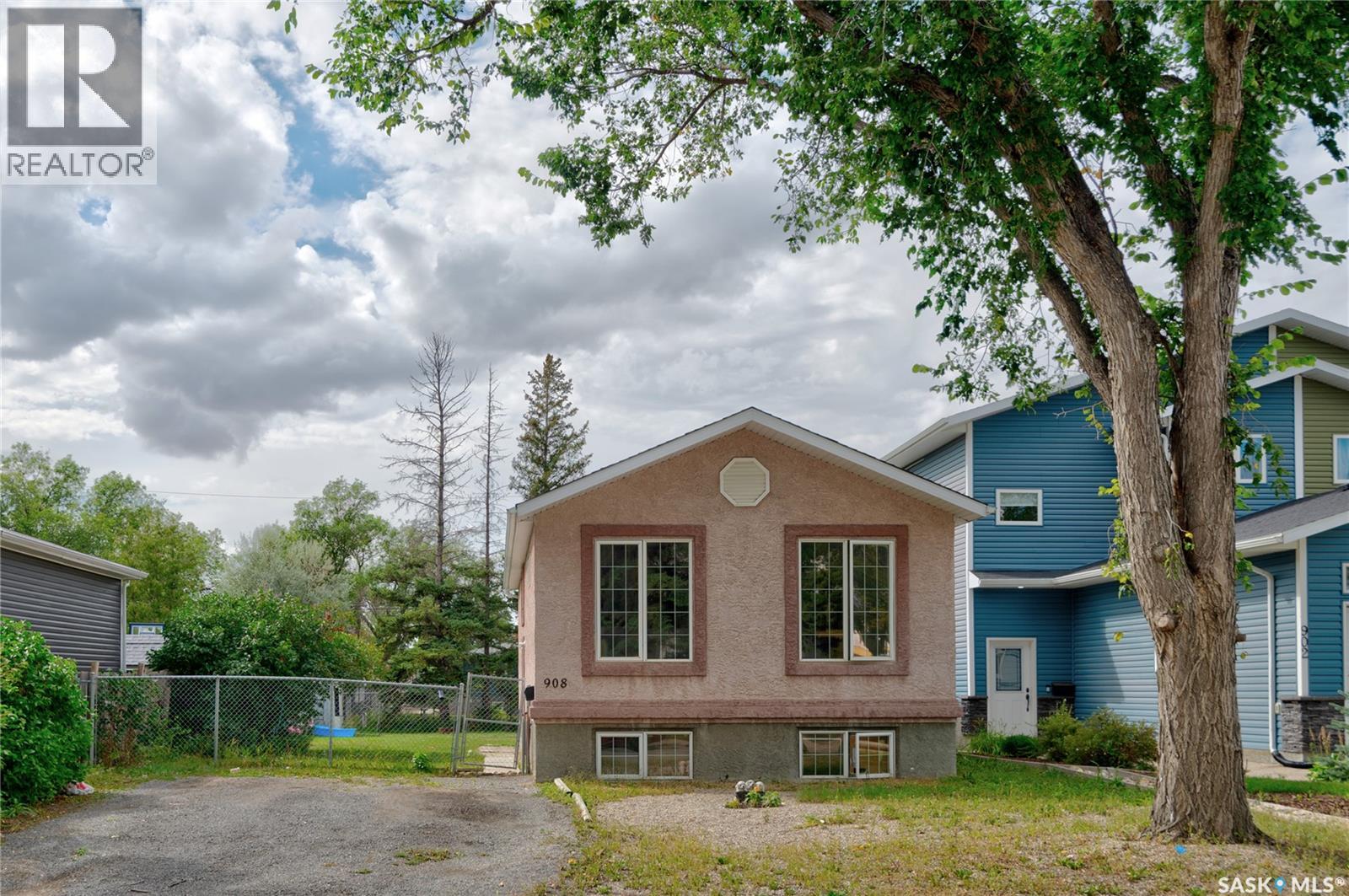 908 Connaught STREET - 1