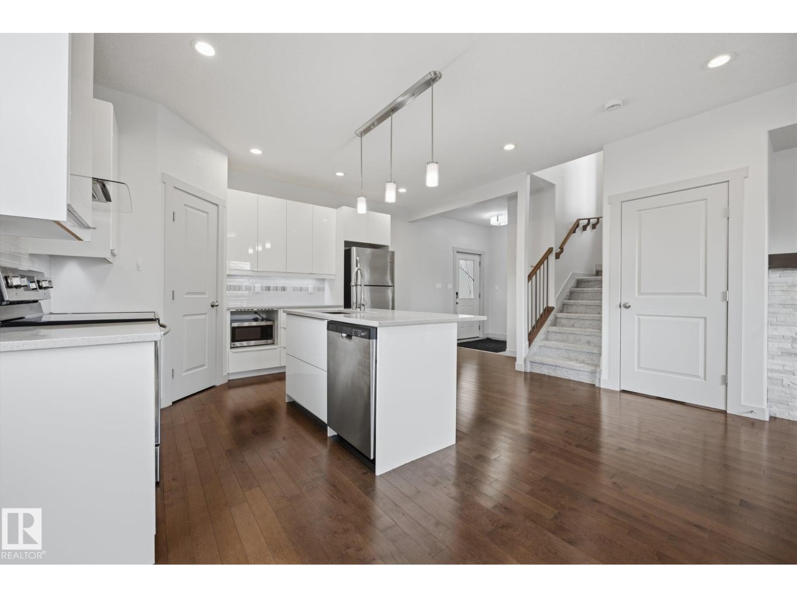 8952 81 AV NW - 15