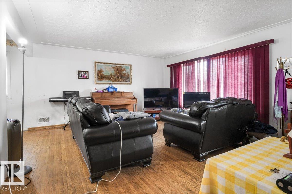 9228 75 ST NW - 7