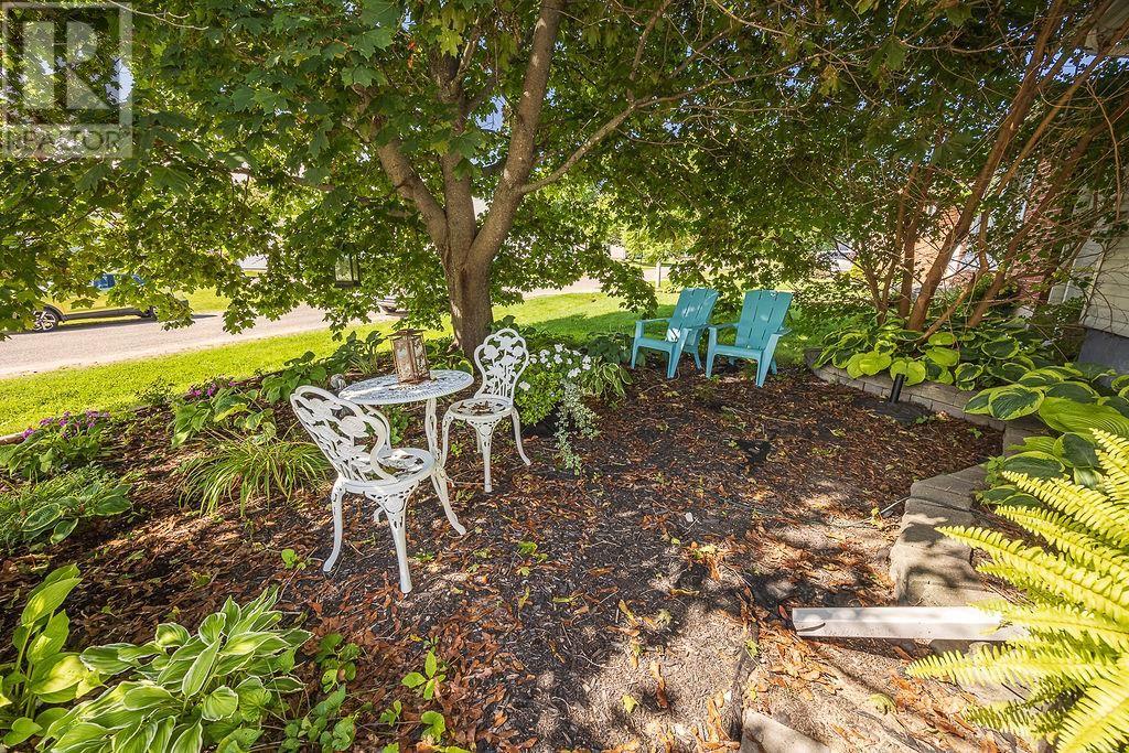 16 Griffon ST, Sault Ste. Marie, Ontario, P6A5S7, Sault Ste. Marie, Ontario — photo 3 of 5