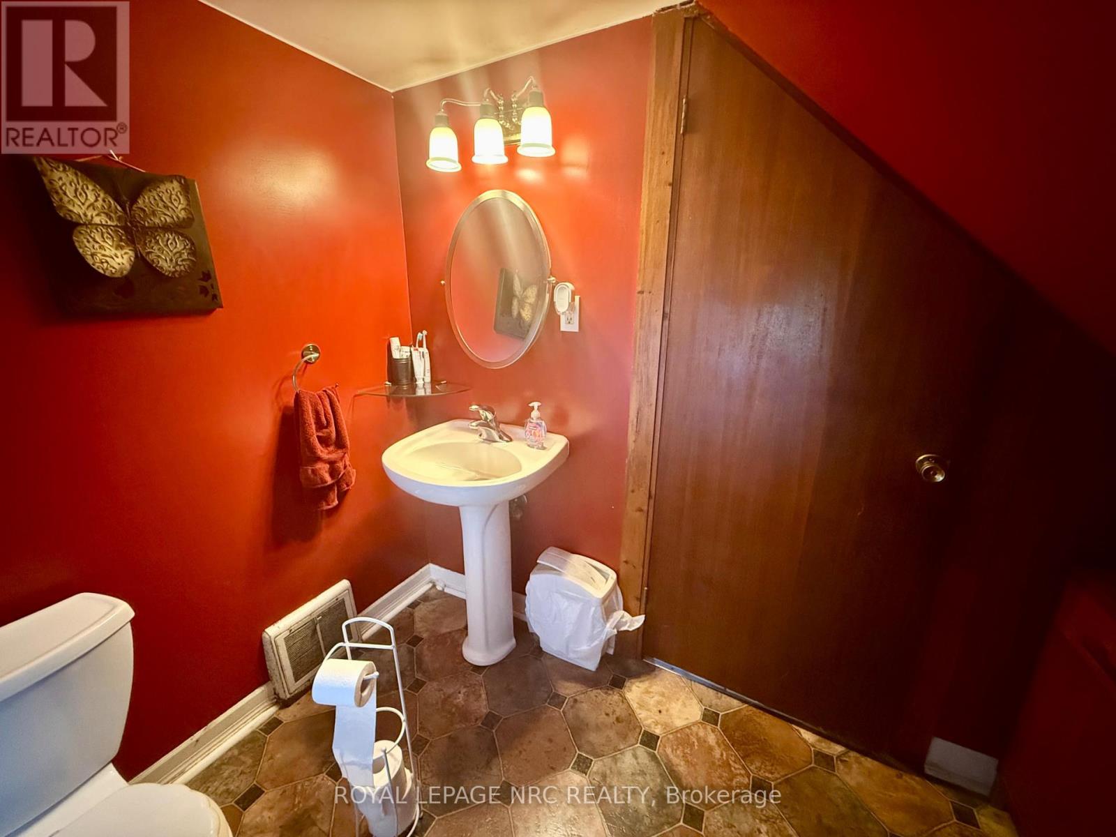 735 MAIN STREET W - 10