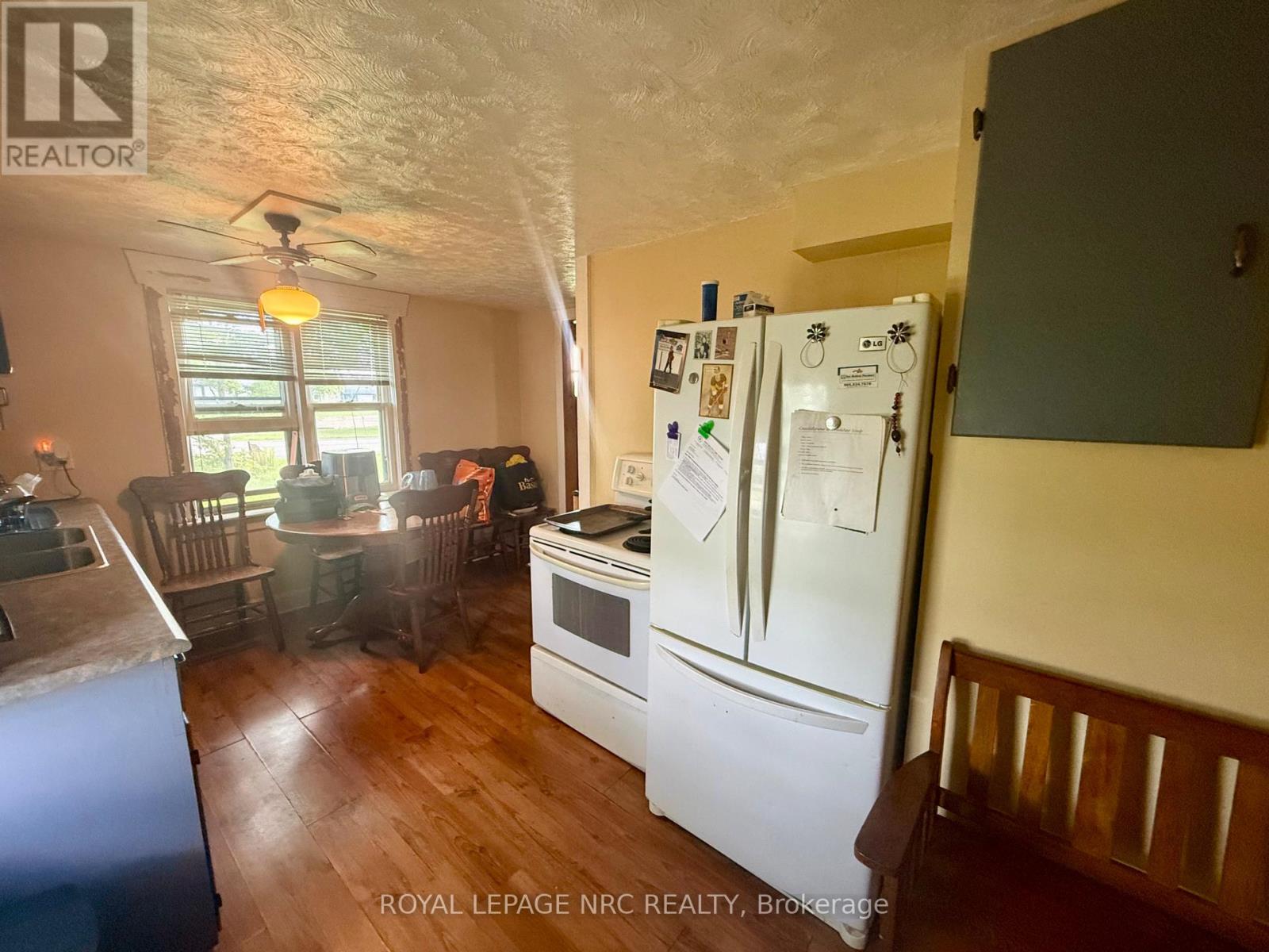 735 MAIN STREET W - 11