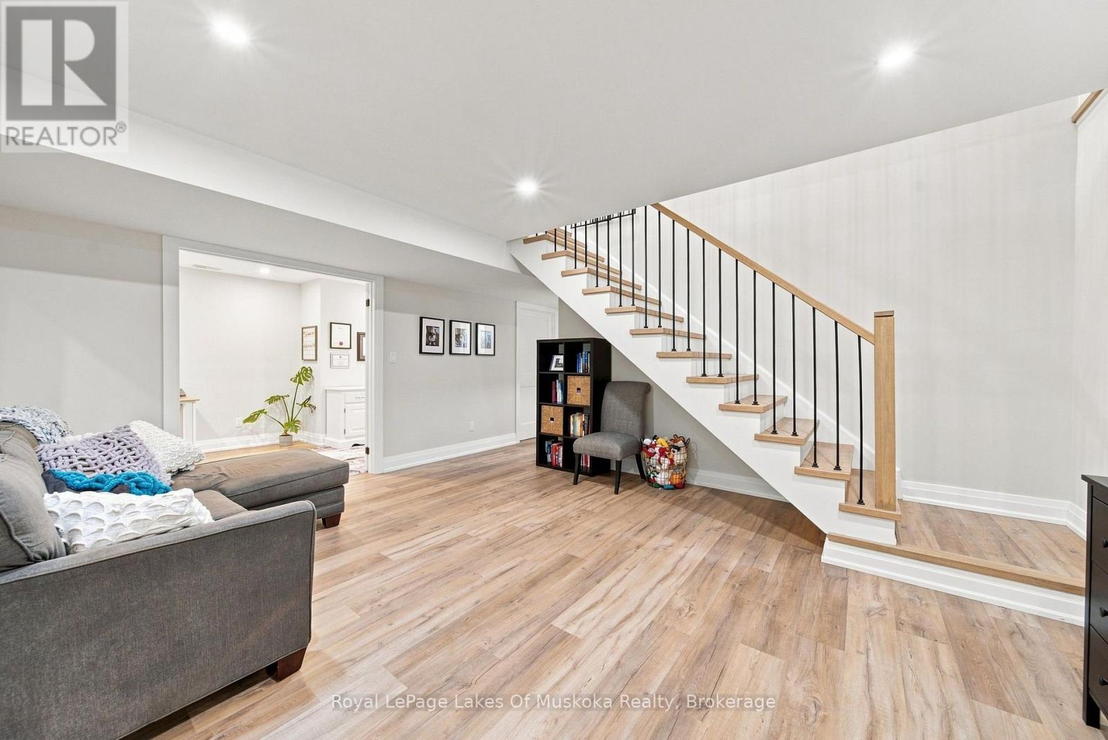 41 MEADOWS AVENUE - Image 31