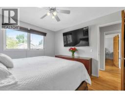 Family room - 215 Erin Woods Drive Se, Calgary, AB T2B2V7 Photo 11