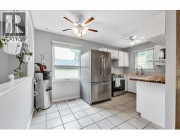 Dining room - 215 Erin Woods Drive Se, Calgary, AB T2B2V7 Photo 7
