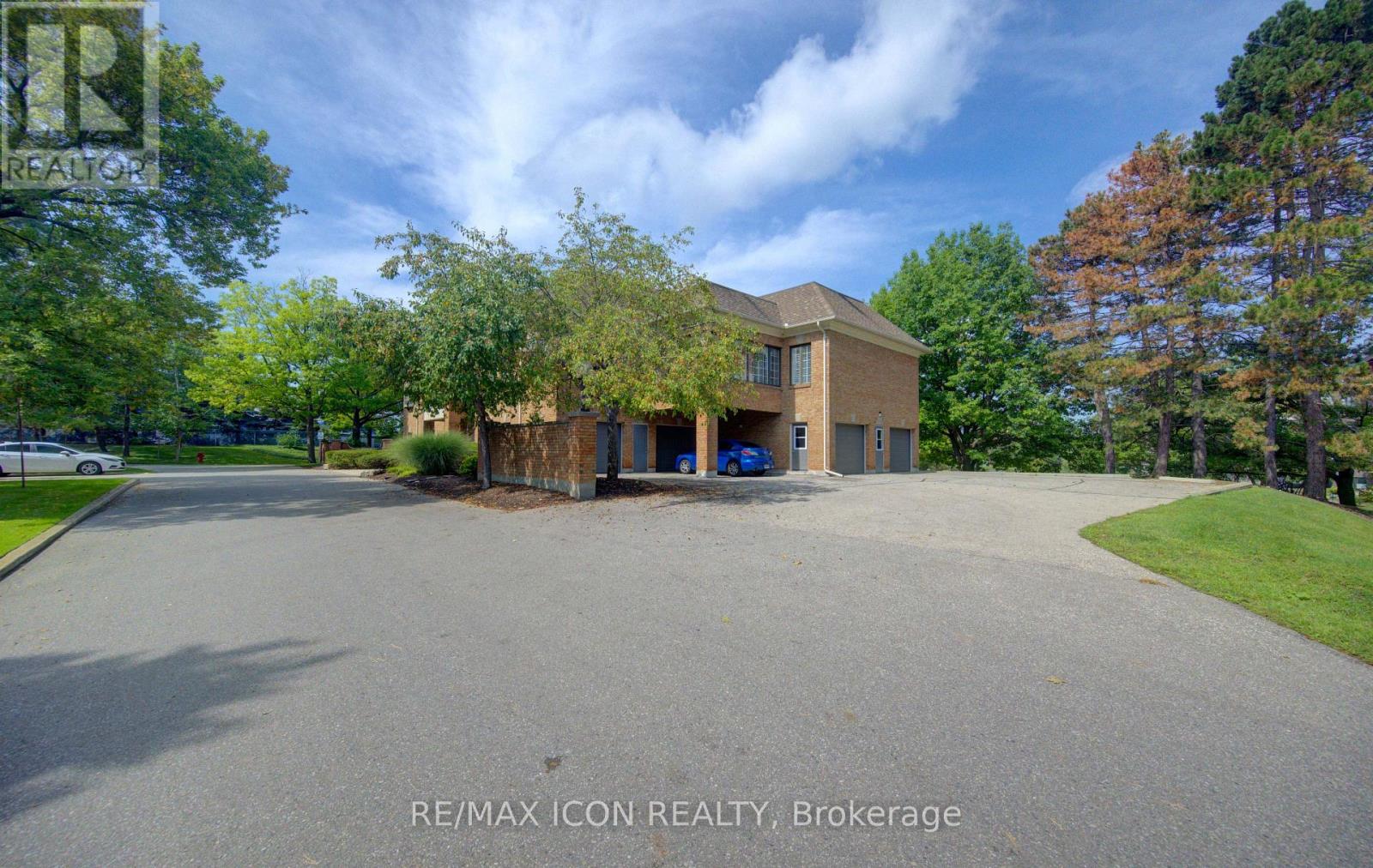 31 - 45 BLUE SPRINGS DRIVE — photo 3