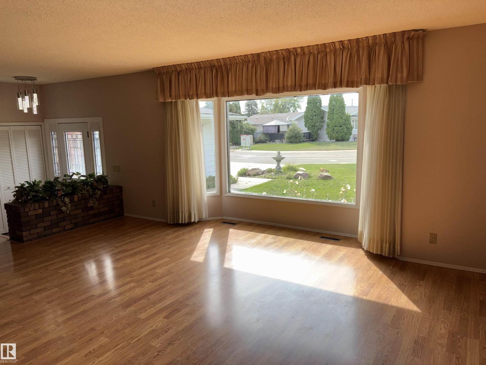 4027 74 ST NW - 6