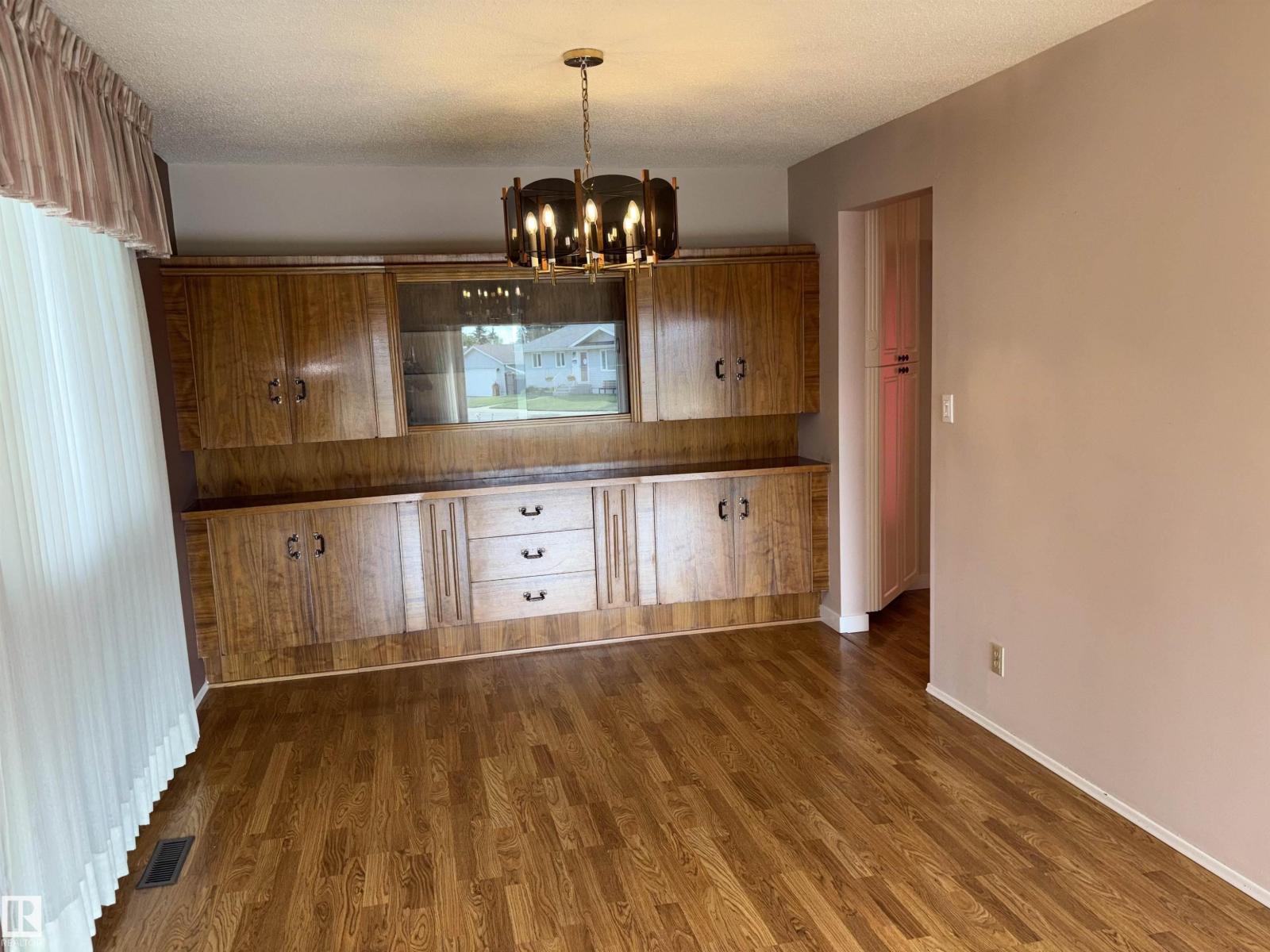 4027 74 ST NW - 7