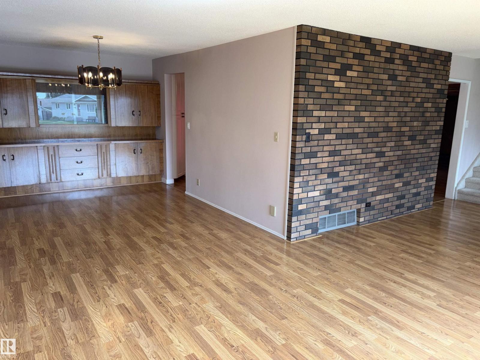 4027 74 ST NW - 4