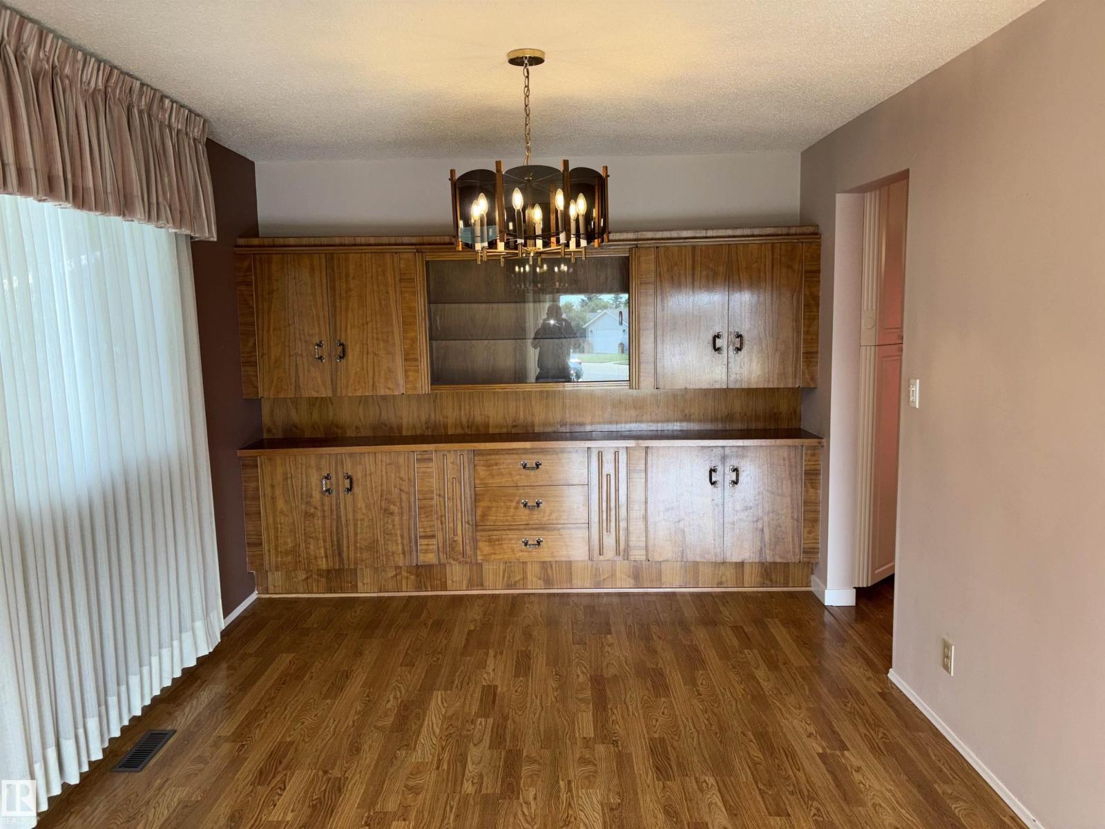 4027 74 ST NW - 8