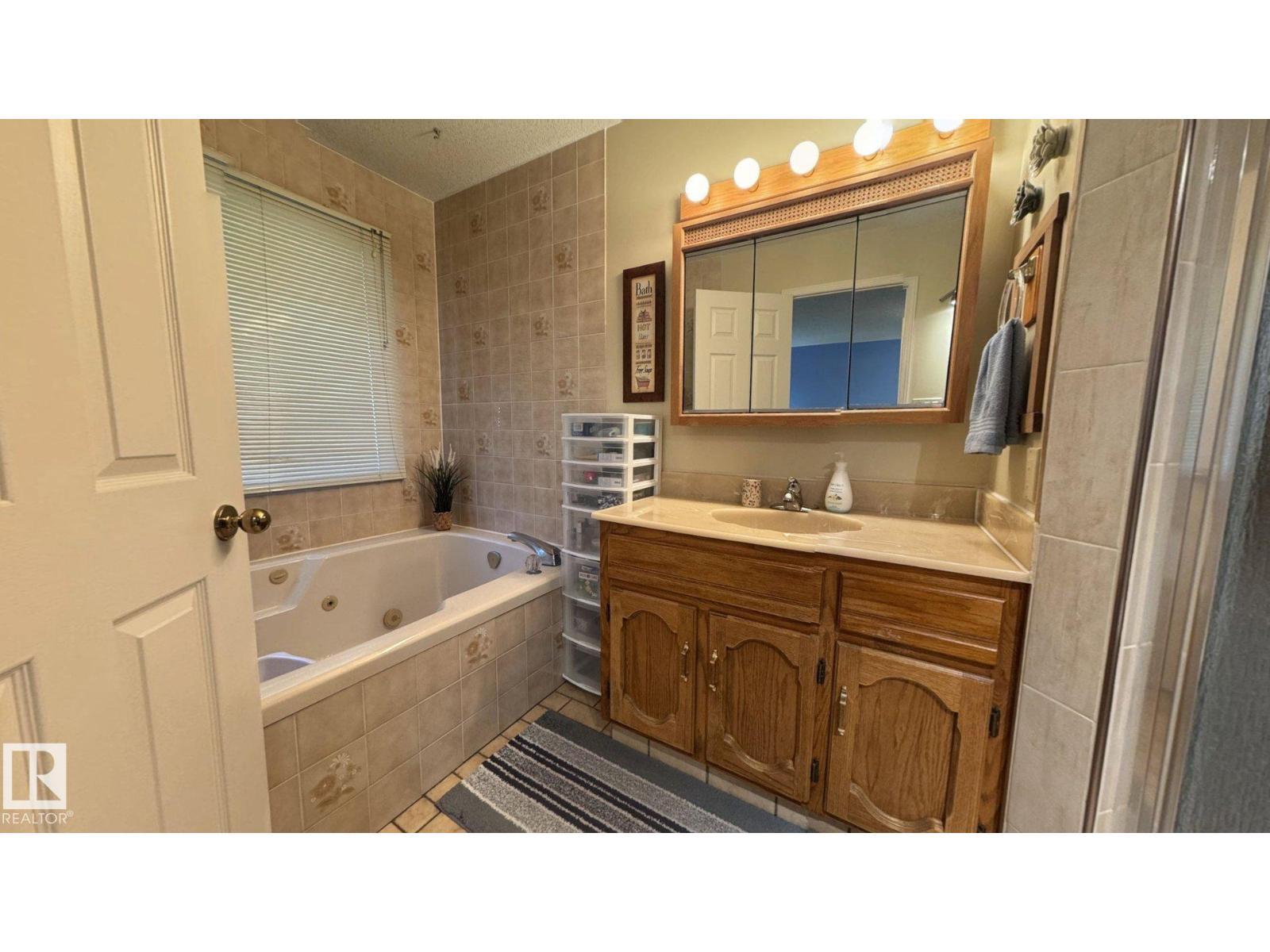 4804 45 ST - 23