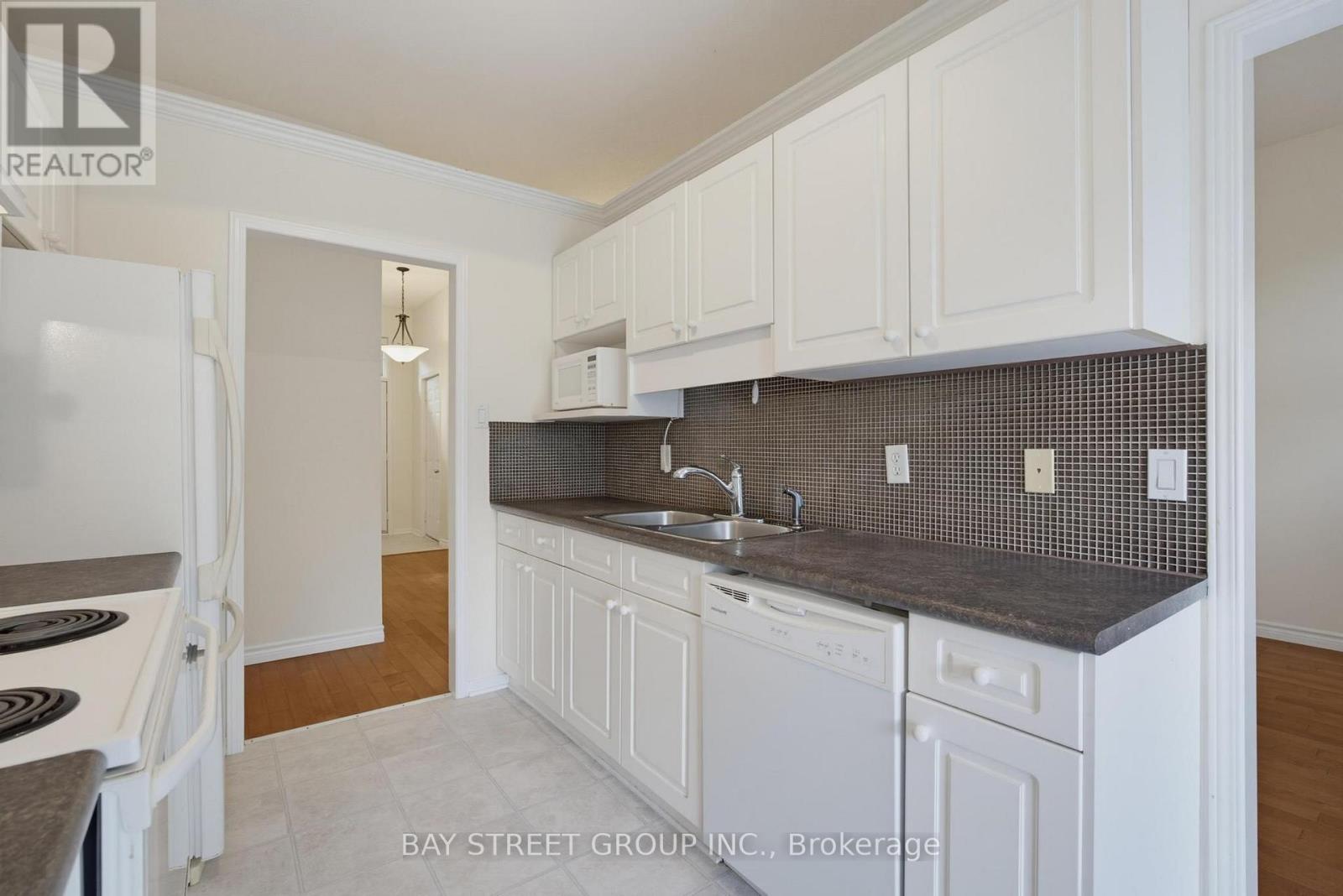 #11 270 NORTH CENTRE ROAD - 13