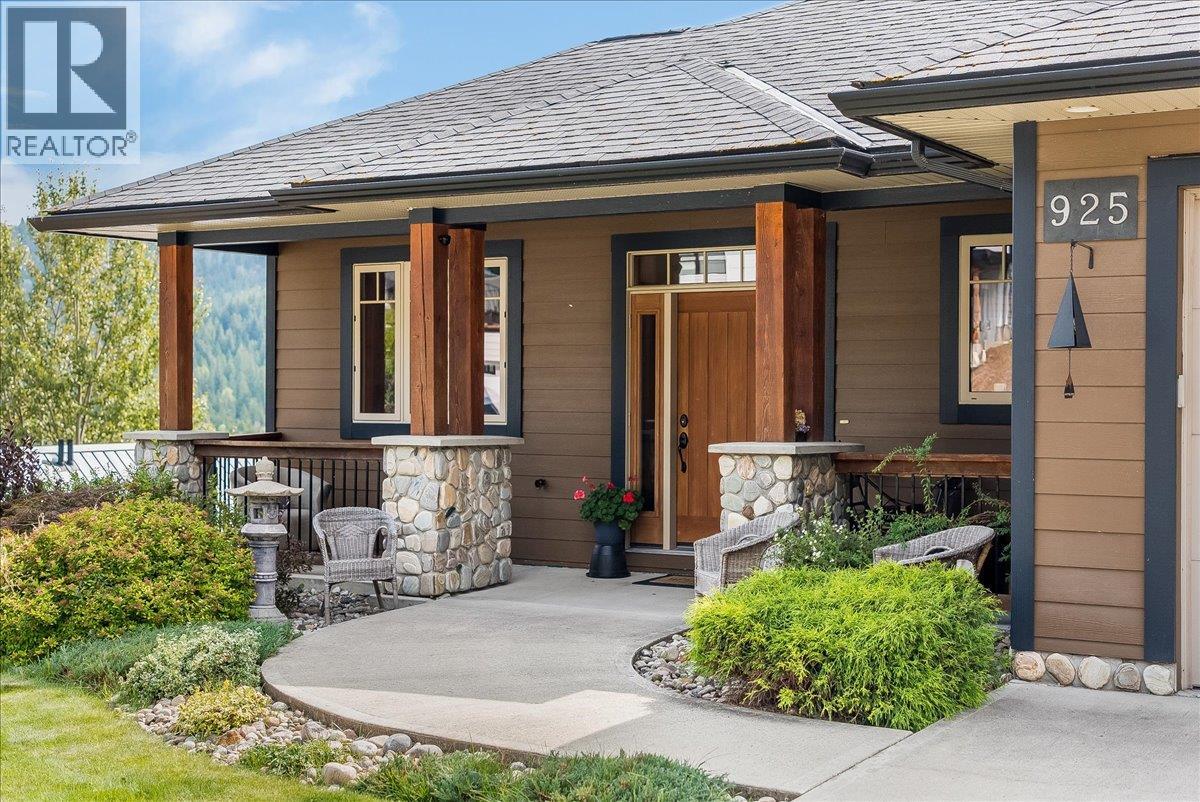 925 REDSTONE Drive - 2