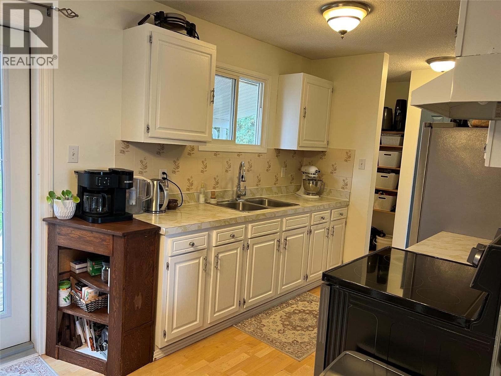 1017 120 Avenue - 8