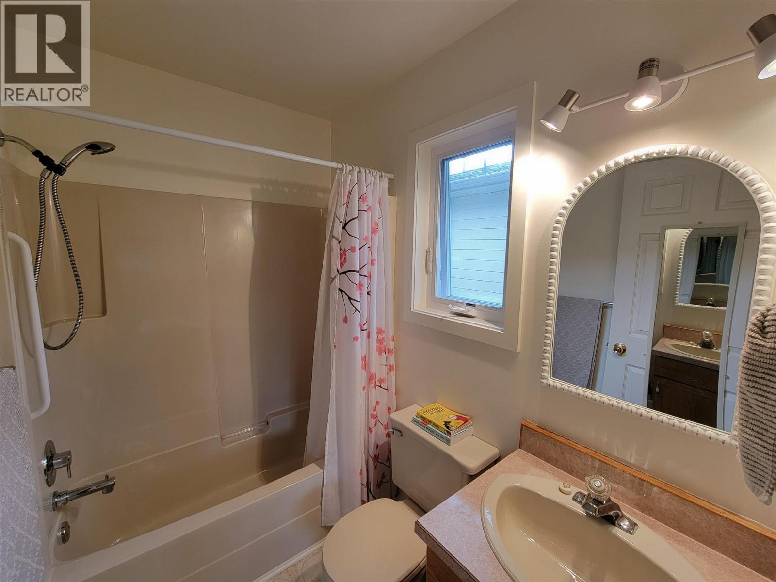 412 10th Avenue, Keremeos