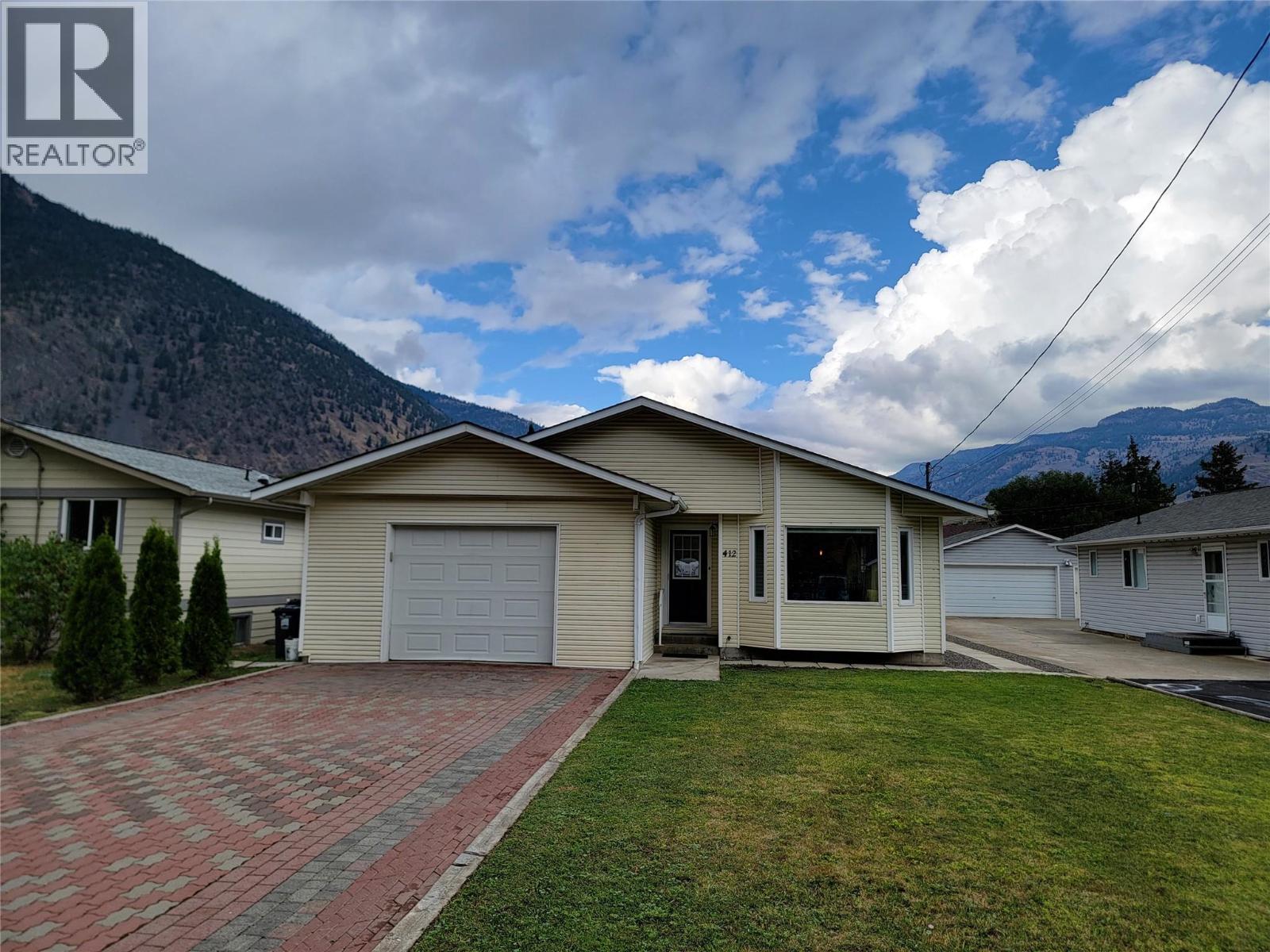 412 10th Avenue, Keremeos