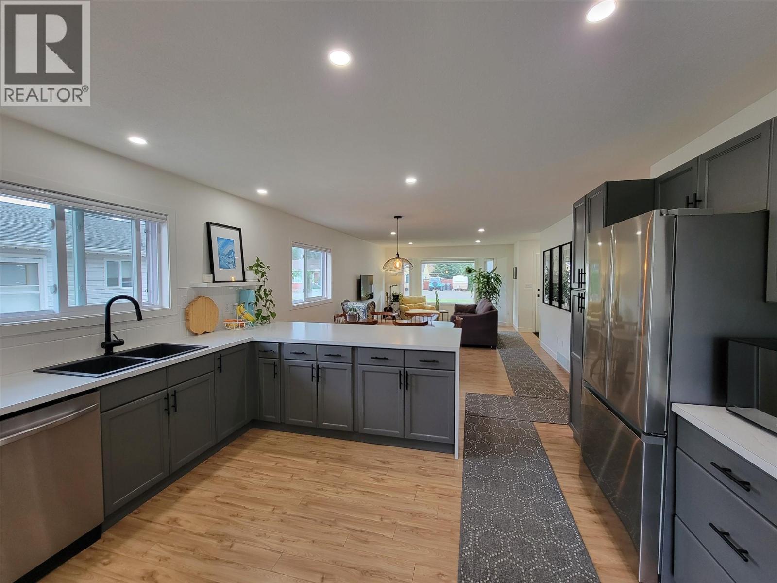 412 10th Avenue, Keremeos