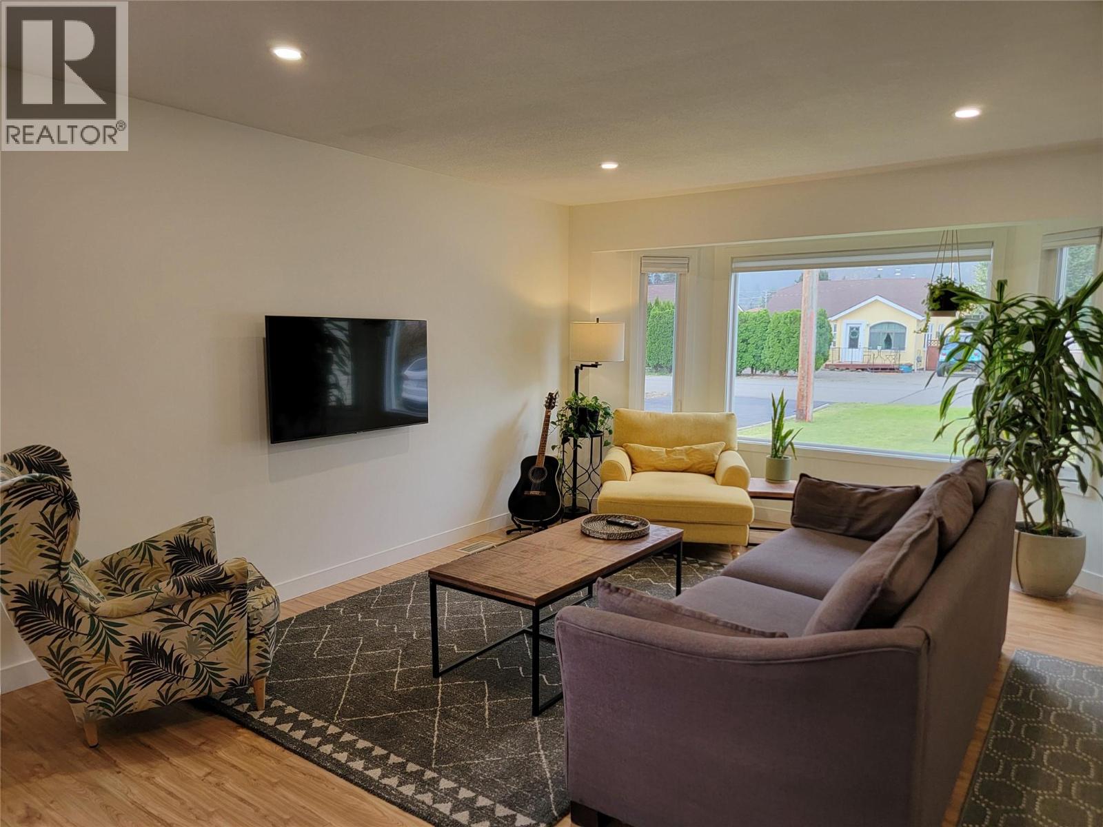 412 10th Avenue, Keremeos