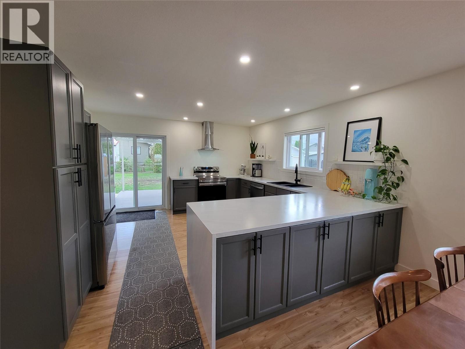 412 10th Avenue, Keremeos