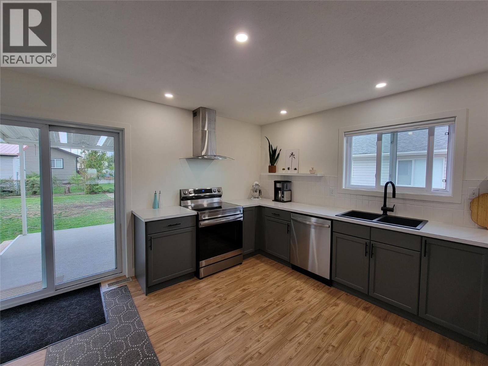 412 10th Avenue, Keremeos