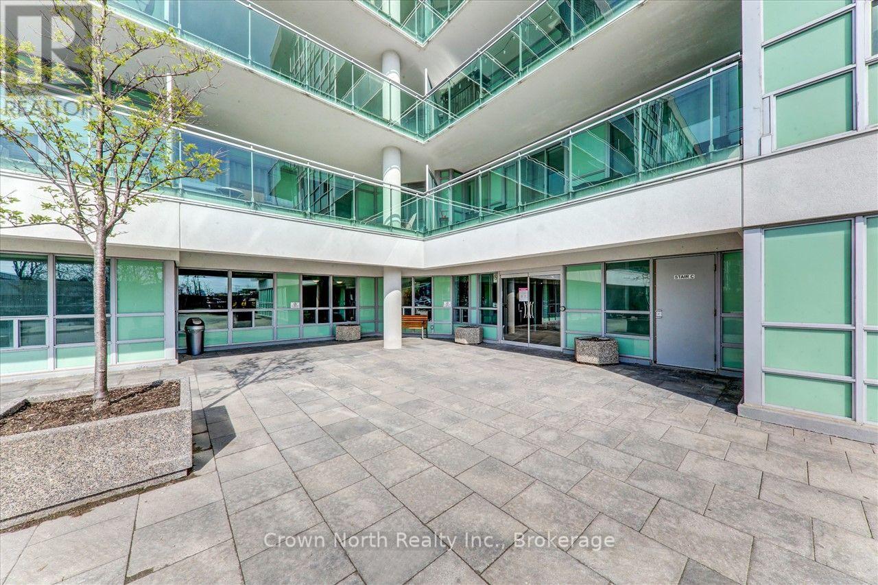 60 Fairfax Crescent, Toronto (Clairlea-Birchmount), Ontario, M1L0E1, Toronto (Clairlea-Birchmount), Ontario — photo 3 of 5