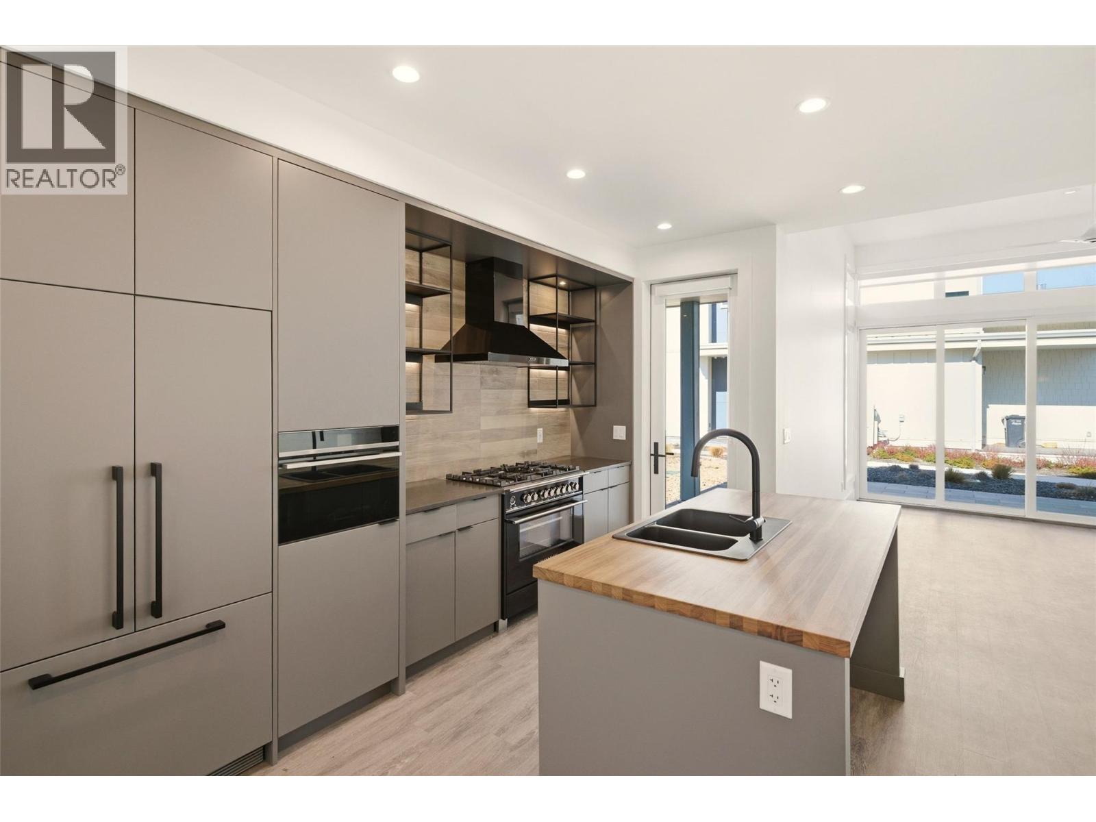 3290 Landry Crescent, Summerland