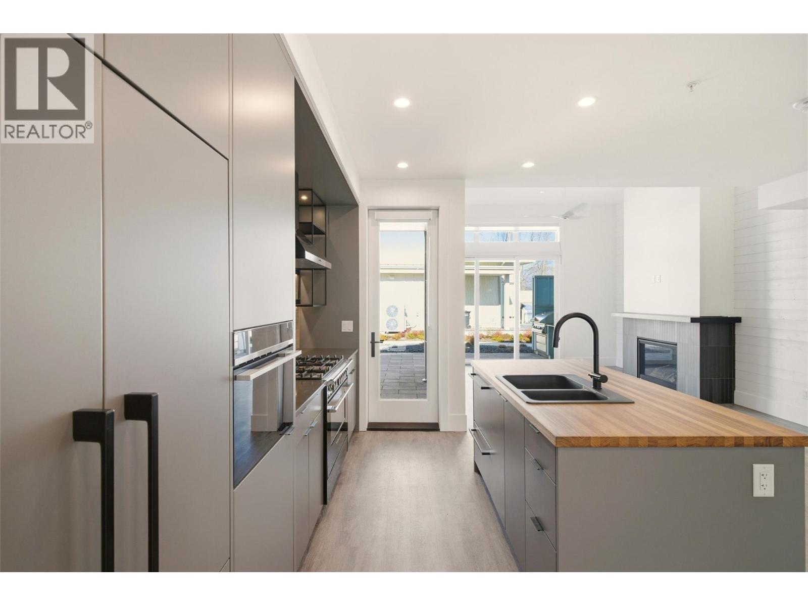 3290 Landry Crescent, Summerland