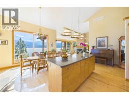 Kitchen - 17538 Coral Beach Road, Lake Country, BC V4V1C1 Photo 12