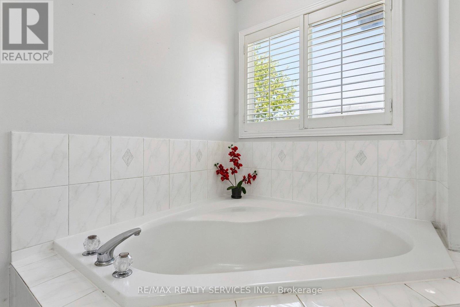 276 FITZGERALD CRESCENT - 45