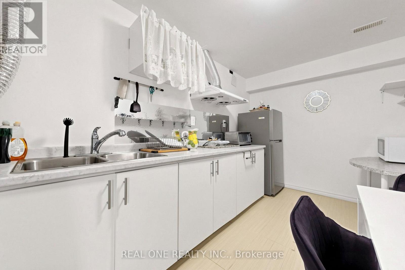 48 LANARK STREET - 32