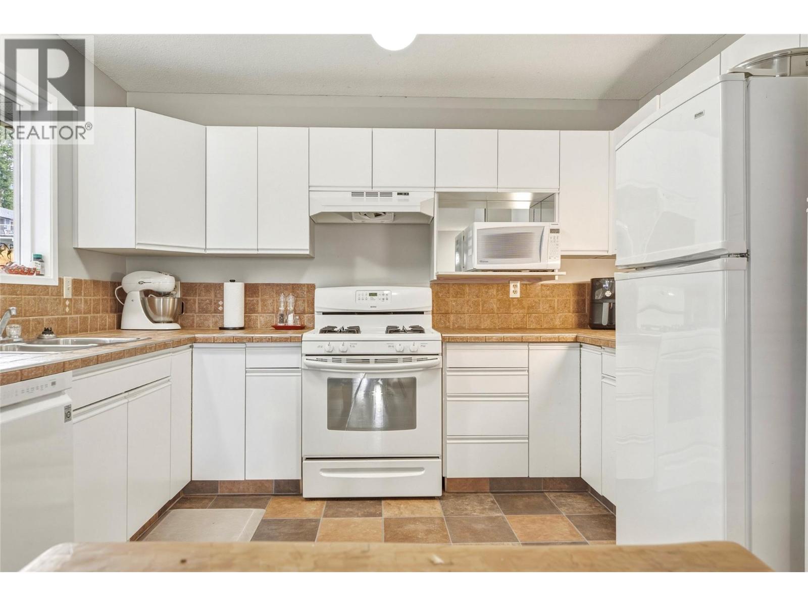 3304 Sidney Crescent - Image 4