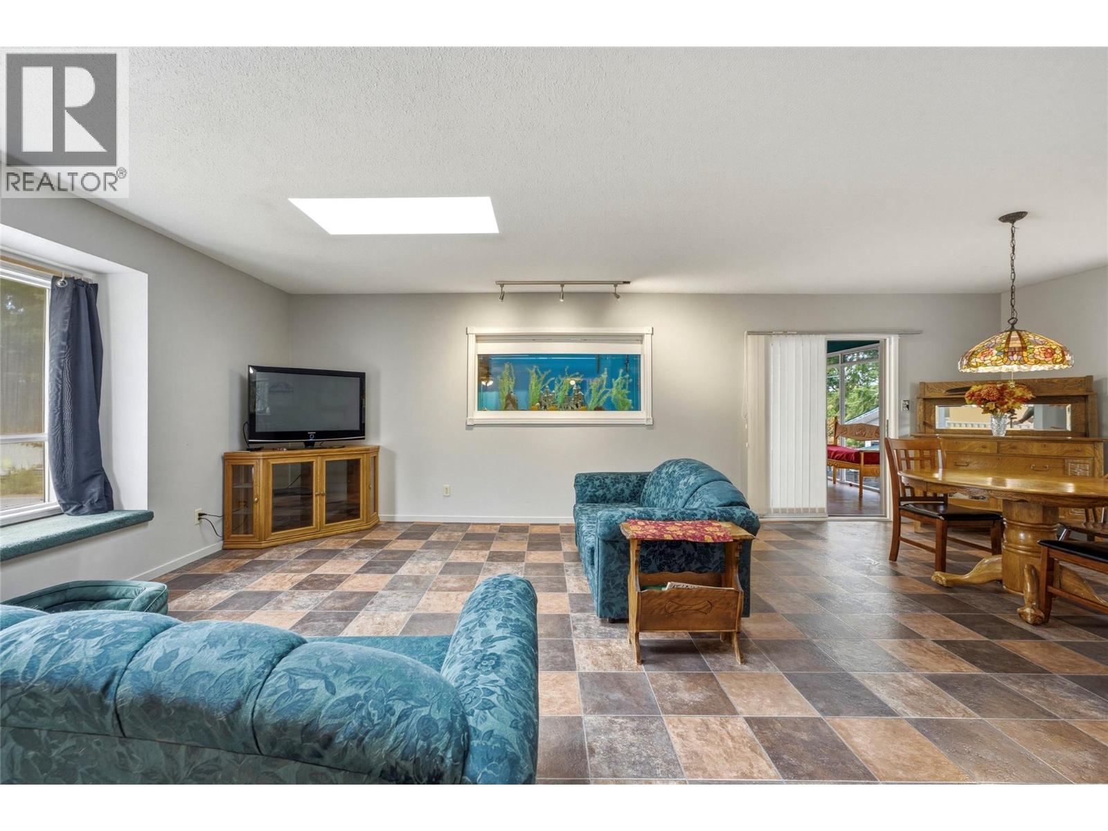 3304 Sidney Crescent - 10
