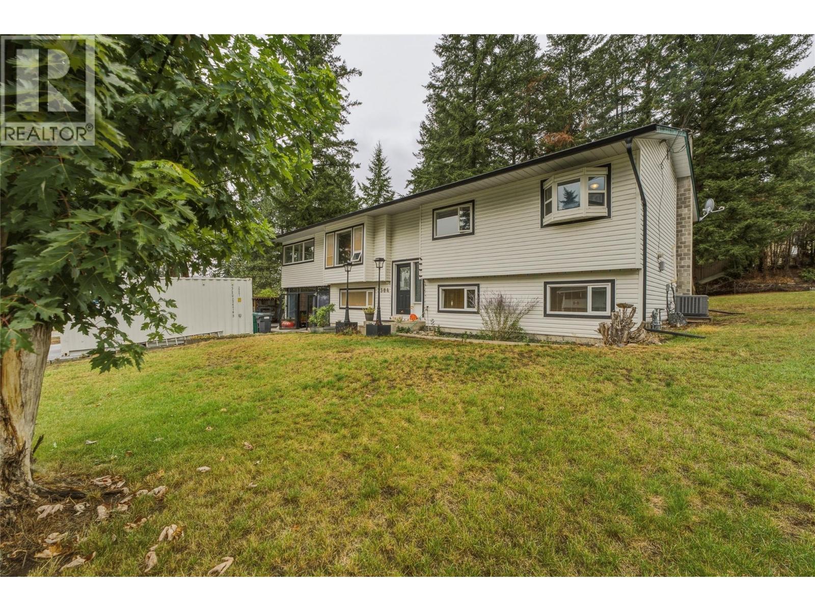 3304 Sidney Crescent - 2