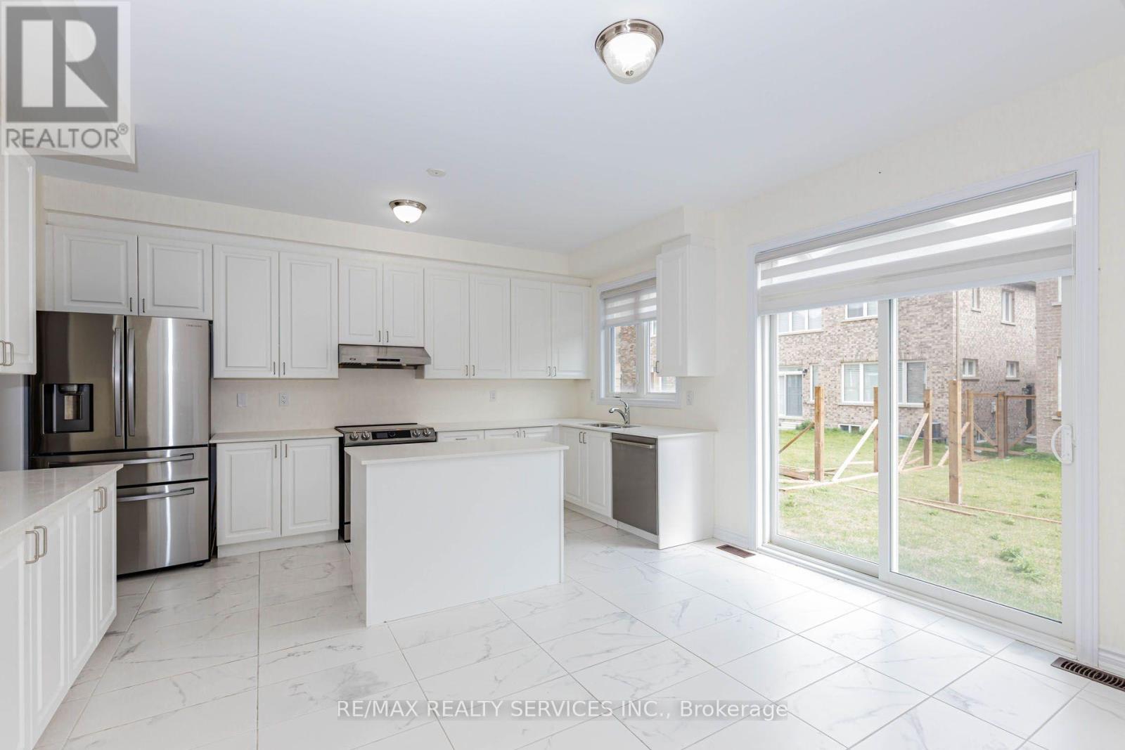 37 ROYAL FERN CRESCENT - 12