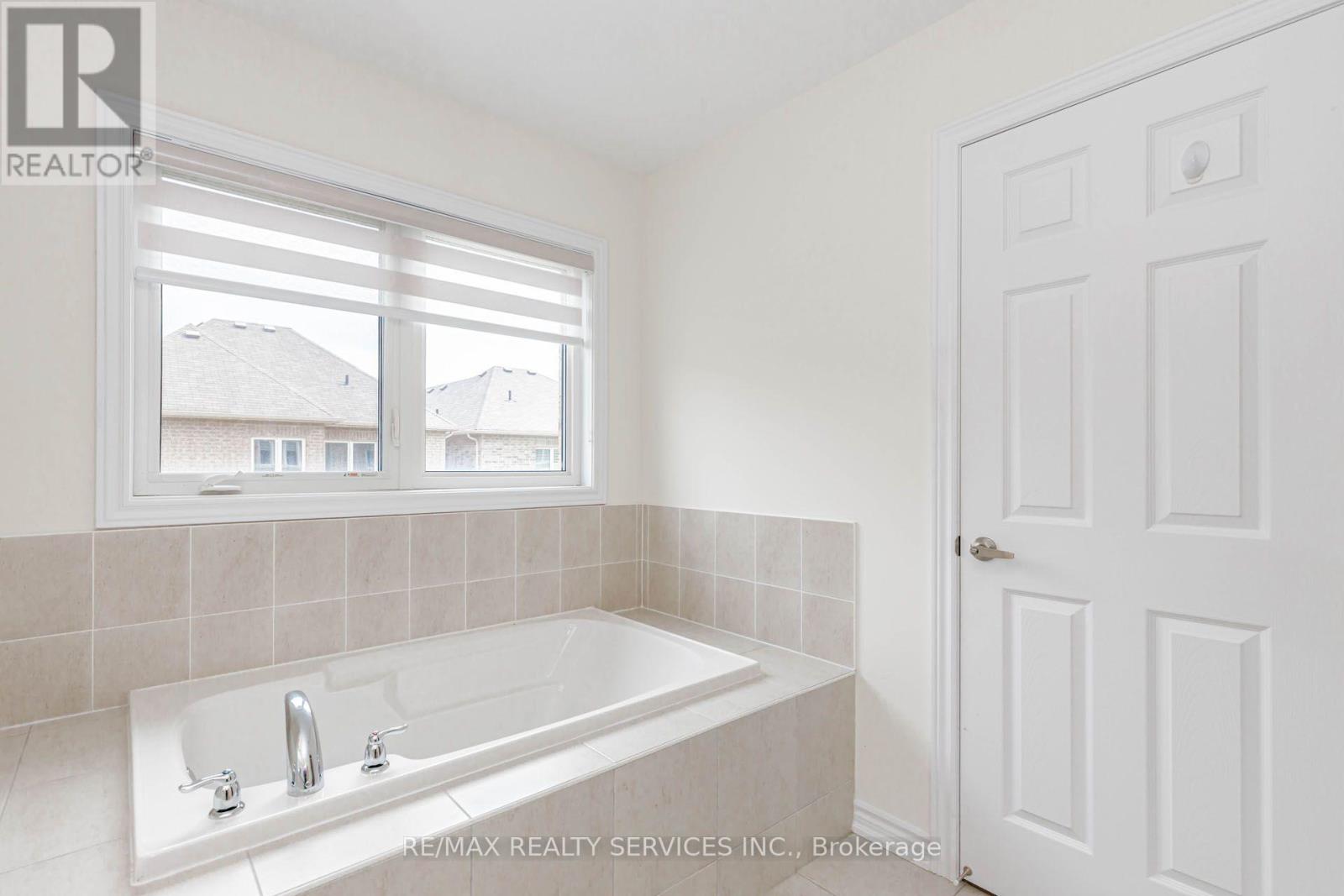 37 ROYAL FERN CRESCENT - 28