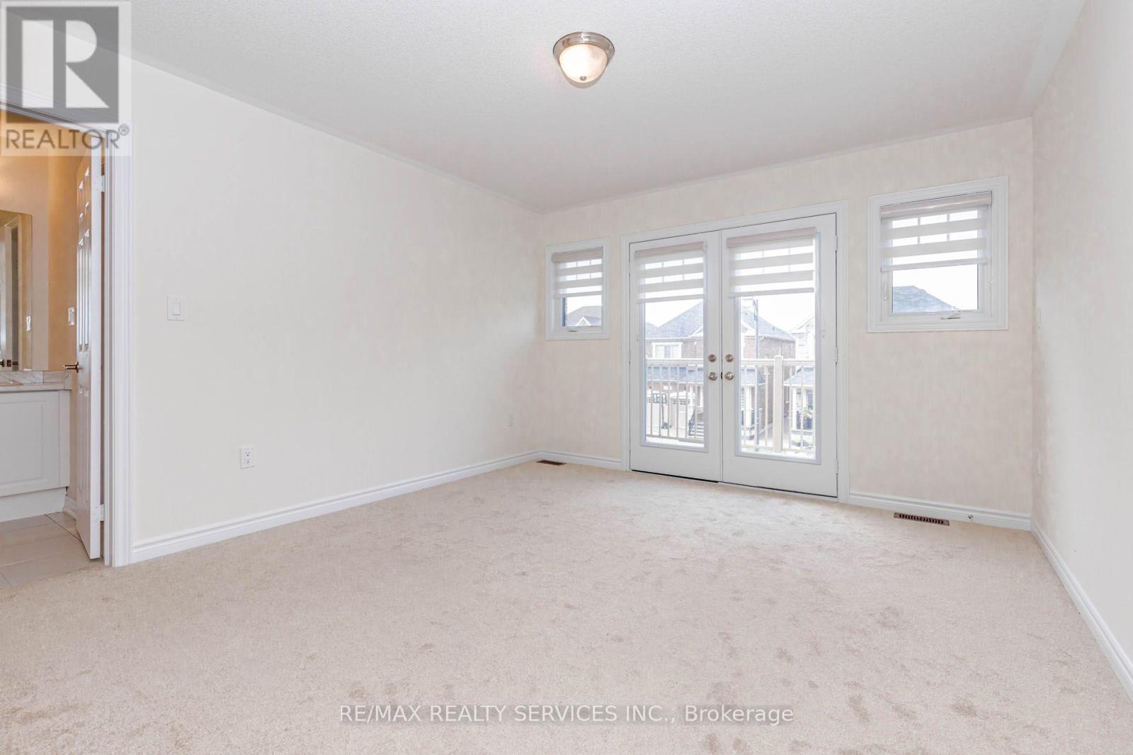 37 ROYAL FERN CRESCENT - 32