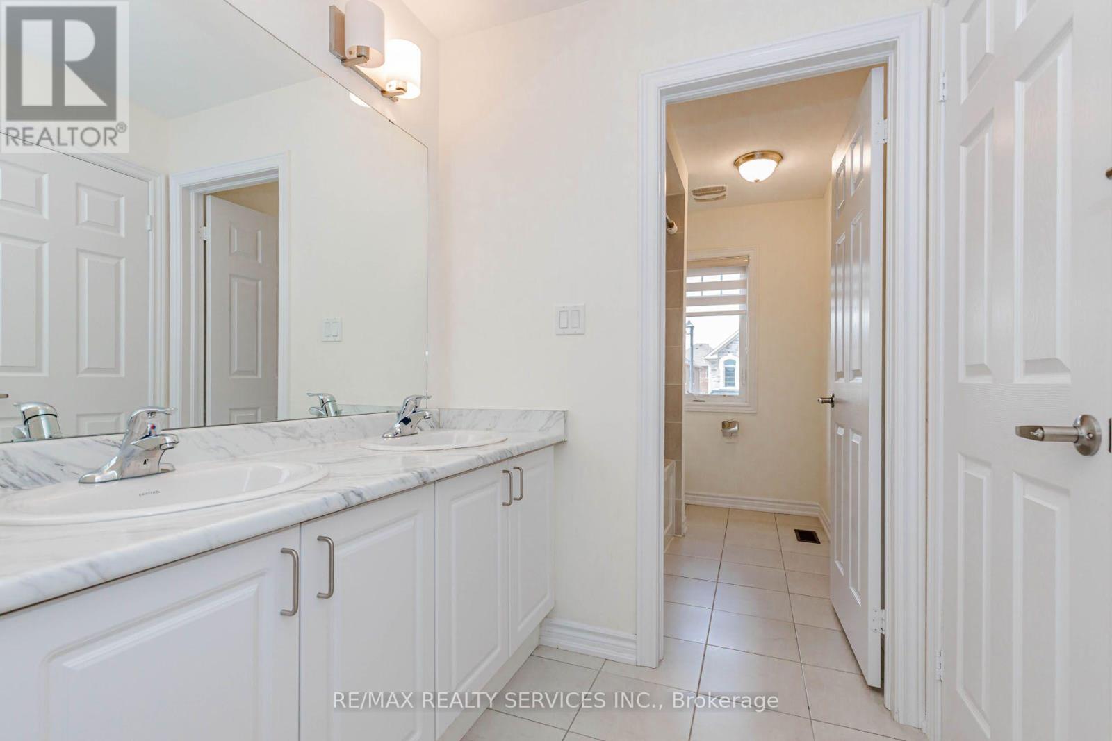 37 ROYAL FERN CRESCENT - 36