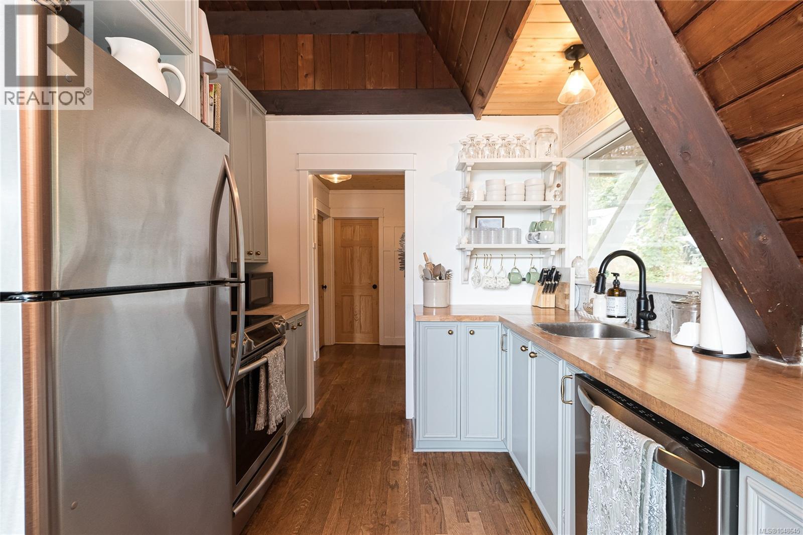 6891 Woodward Dr, Central Saanich