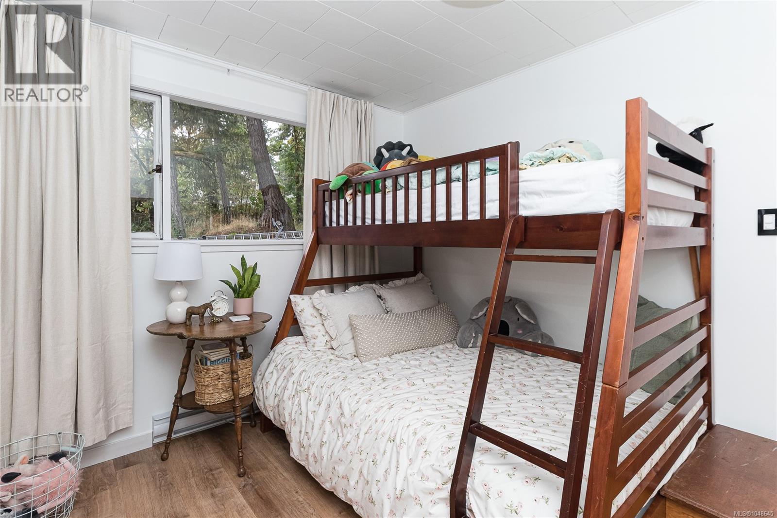6891 Woodward Dr, Central Saanich